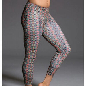 Onzie Tuxedo Balinese Cropped Leggings